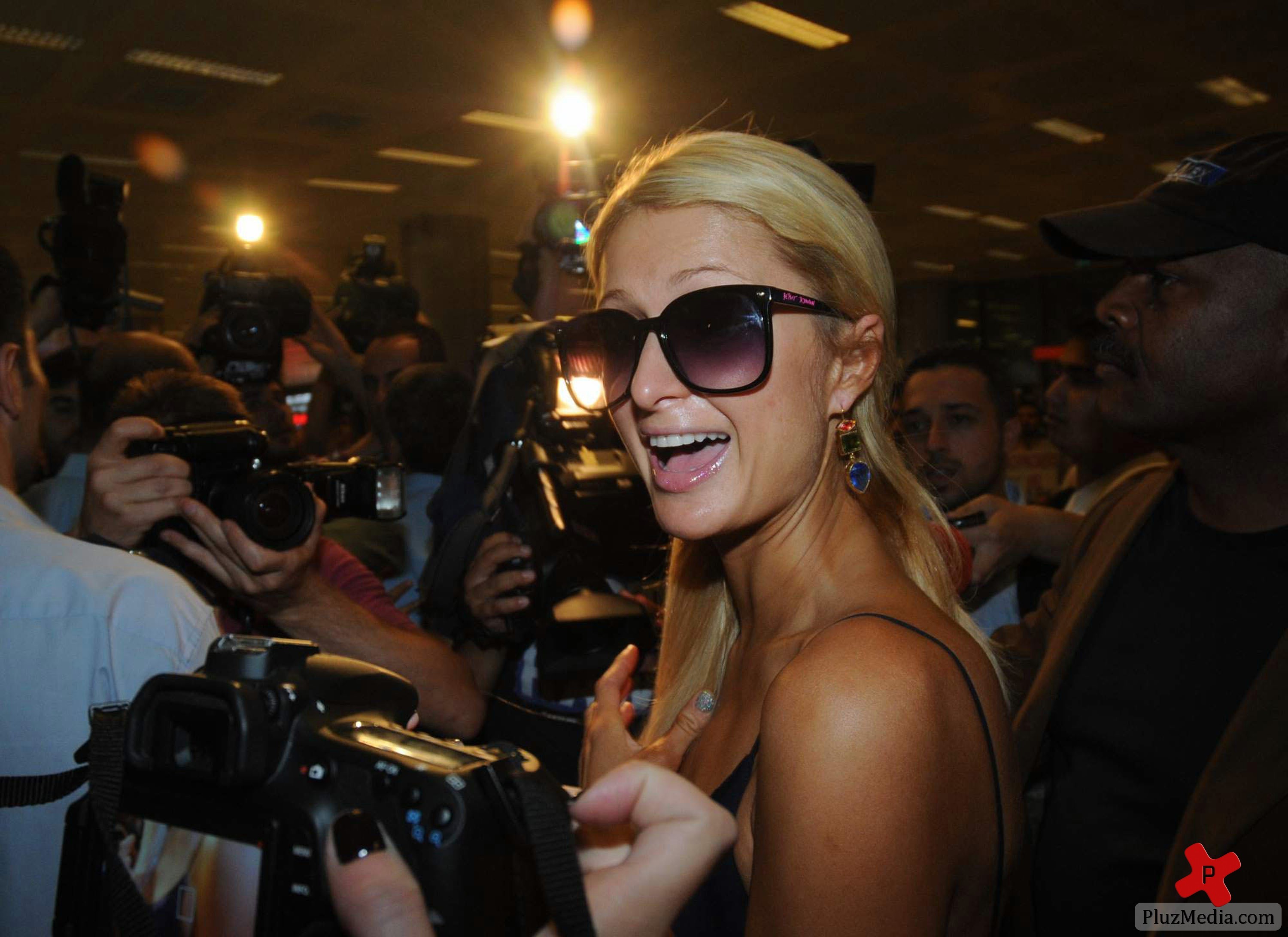 Paris Hilton arrives at Ataturk airport in Istanbul | Picture 83978